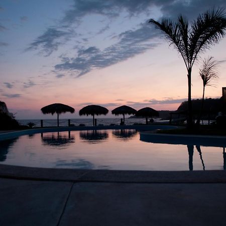 Manta Raya Hotel - Right On The Beach Cuatunalco Exterior foto